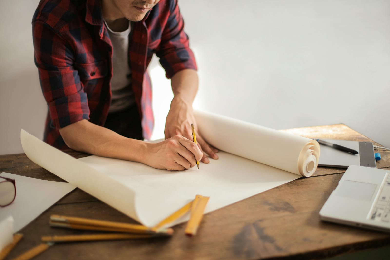 Insurance Considerations for Artisan vs. Independent Contractors